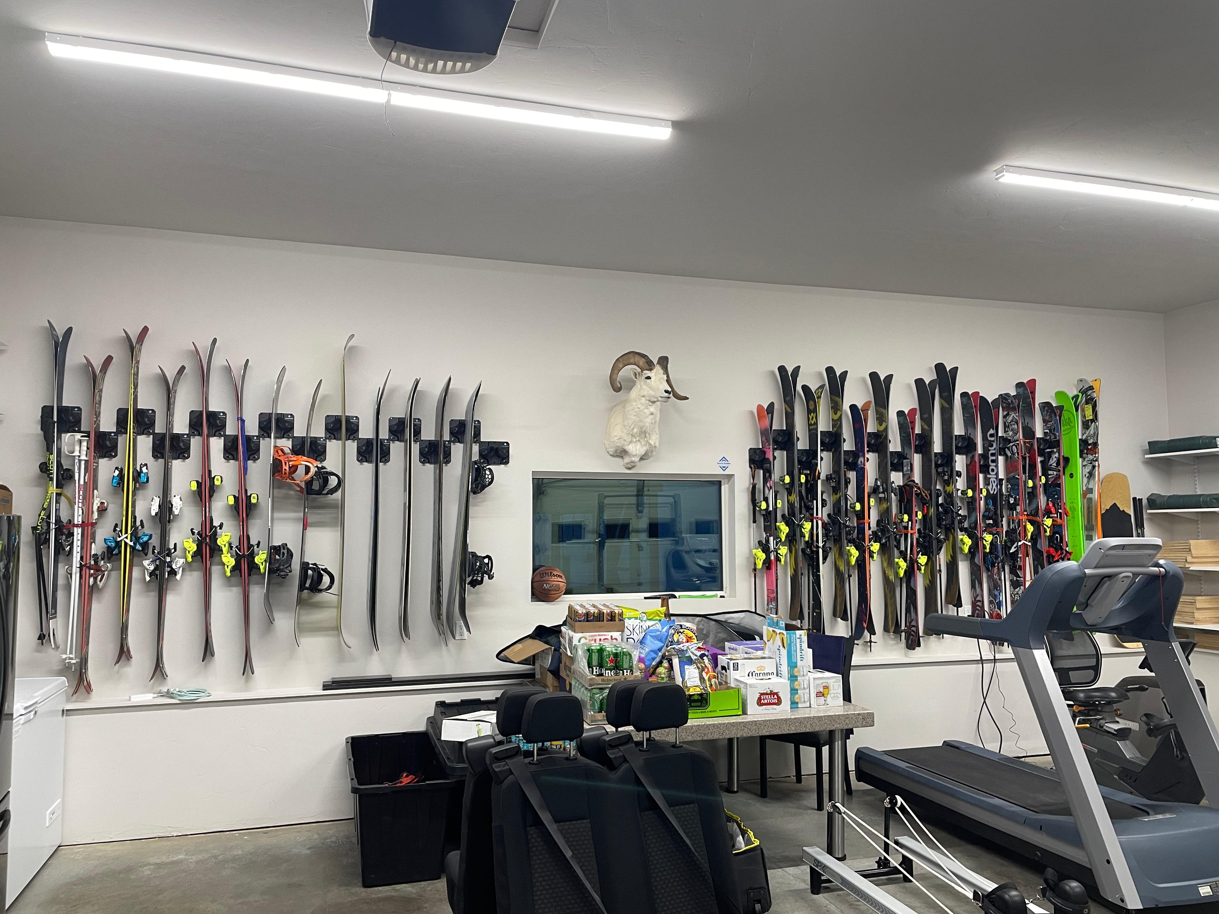 Ski Wall Mount Display: Store and Showcase Your Skis the Smart Way ...
