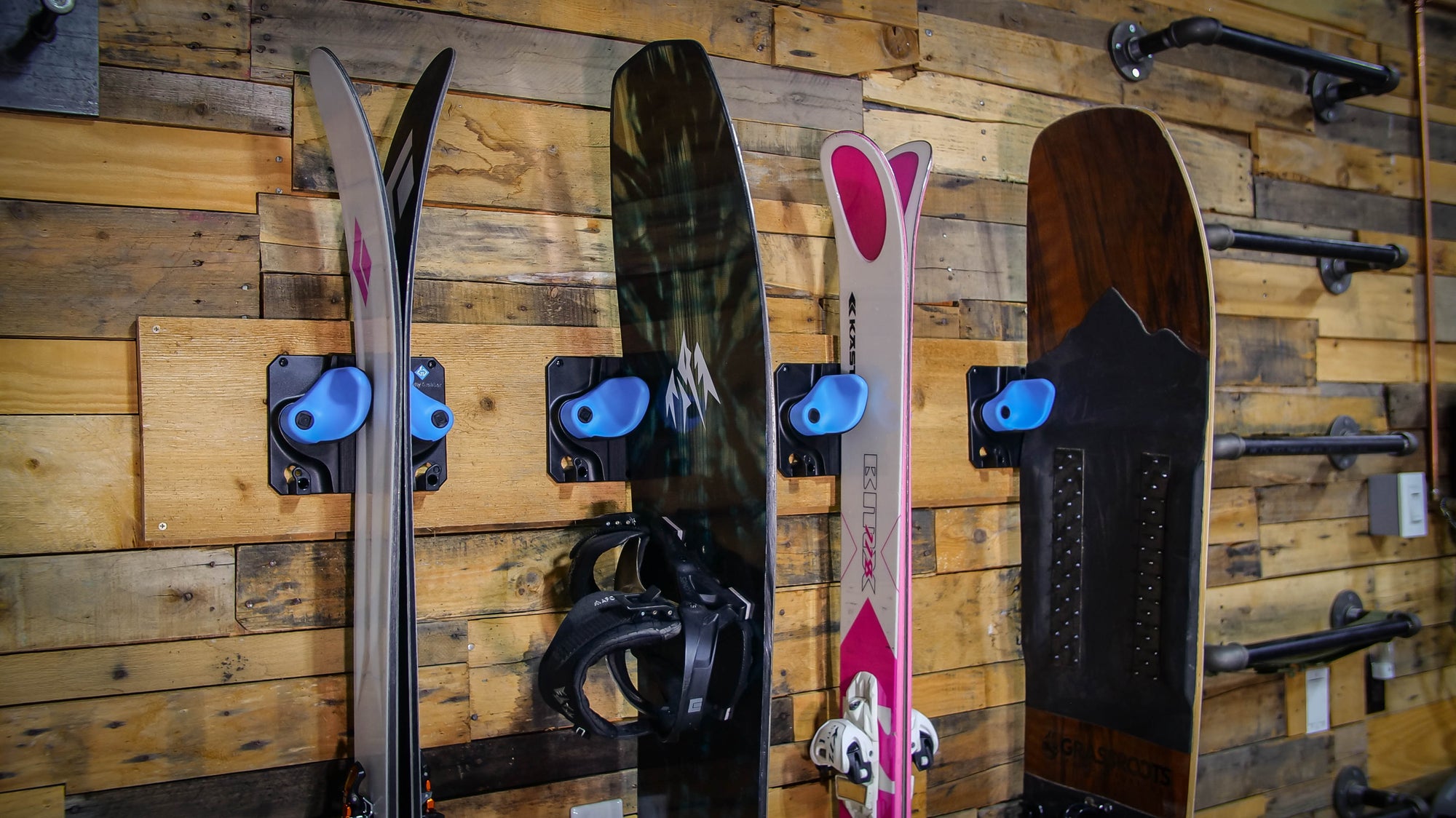 How to Store Your Snowboard on a Rack the Right Way